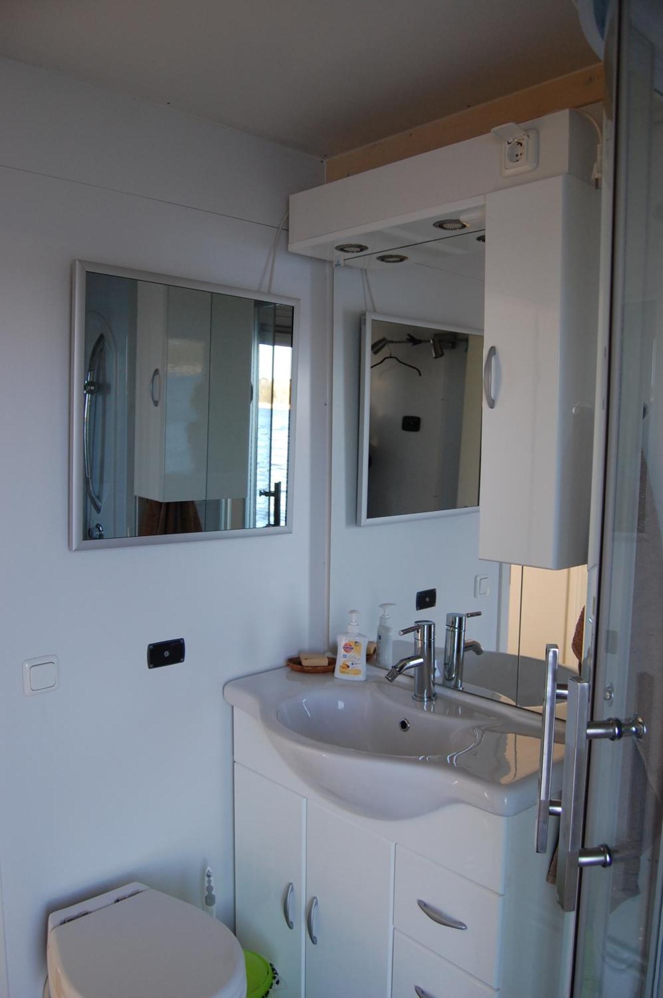 Feststehendes Hausboot Hotel Kolonie Zern Ngoại thất bức ảnh